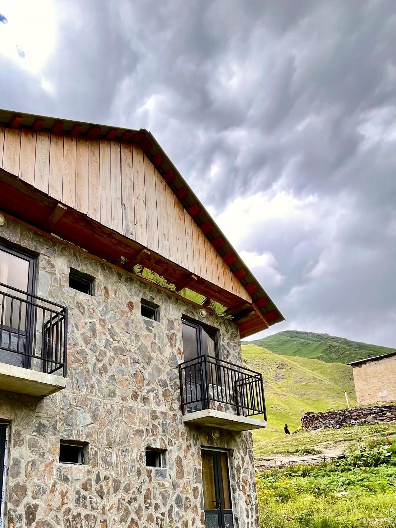 Hotel Gamarjoba Guest And Art House Uschguli Exterior foto
